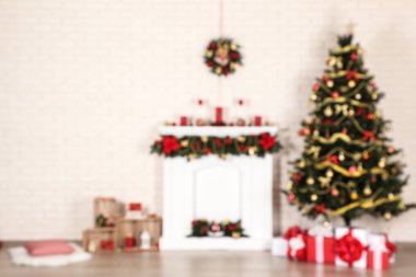 Noel ağacı yakınındaki beyaz dekore edilmiş şömine arka plan bulanık