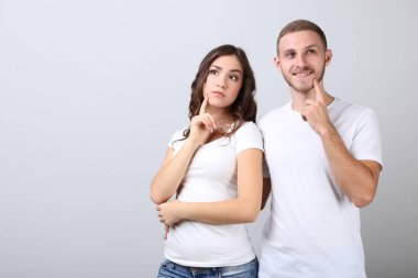 Gri arka planda mutlu genç çift