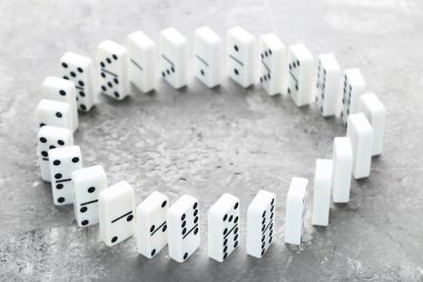 Gri arka planda daireye şekillendirme Domino