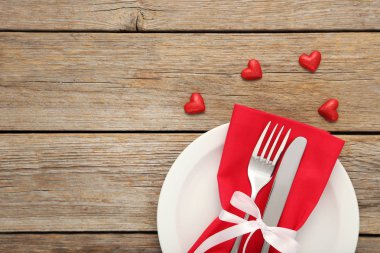 Çatal ve peçete beyaz tabakta bıçakla