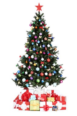 Dekorasyon ve beyaz arka plan üzerinde izole hediye kutuları ile Noel ağacı