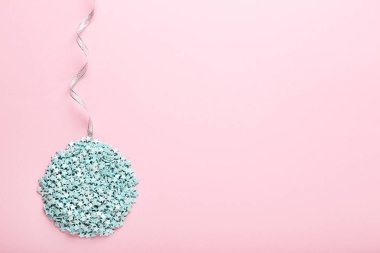 Sprinkles yıldız pembe bir arka plan üzerinde bir daire şeklinde