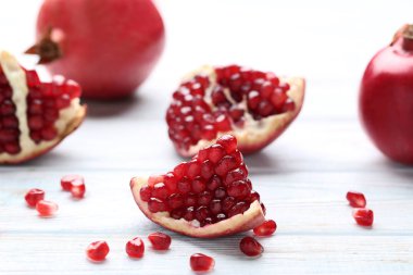 Ahşap masa üzerinde olgunlaşmış ve sulu nar