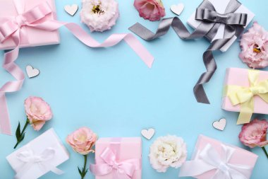 Hediyelik kutu mavi zemin üzerine eustoma çiçekli