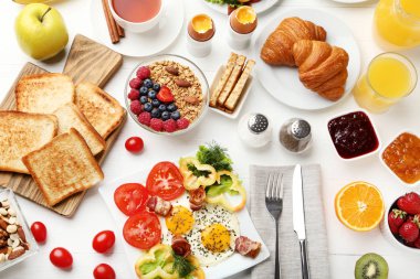 Taze ve lezzetli sunulan kahvaltı mutfak masasında