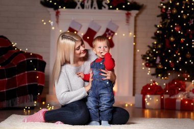 Anne ve oğlu evde Noel kutlaması