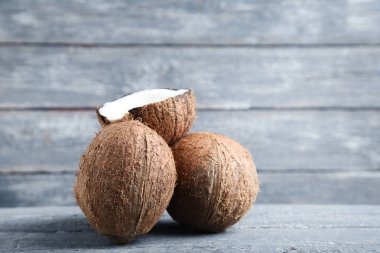 Gri ahşap masa üzerinde olgunlaşmış hindistancevizi