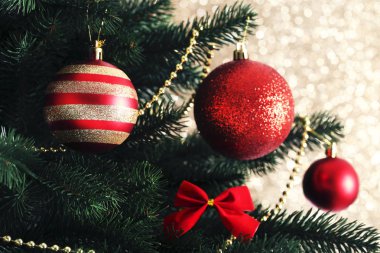 Arka plan bulanık süslemeleri ile Noel ağacı