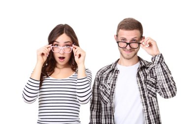 Beyaz arka plan üzerinde izole gözlük güzel genç çift