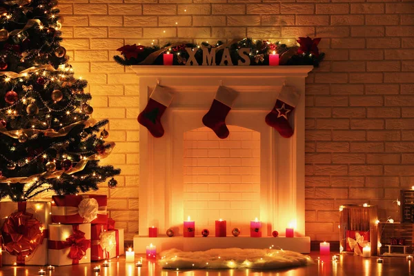 Chimenea Decorada Iluminada Cerca Del Árbol Navidad Fondo Pared Ladrillo — Foto de Stock