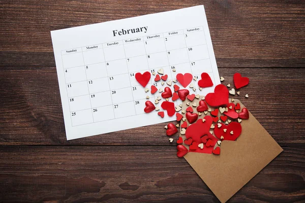 Rote Herzen Umschlag Mit Februar Kalender Auf Holztisch — Stockfoto