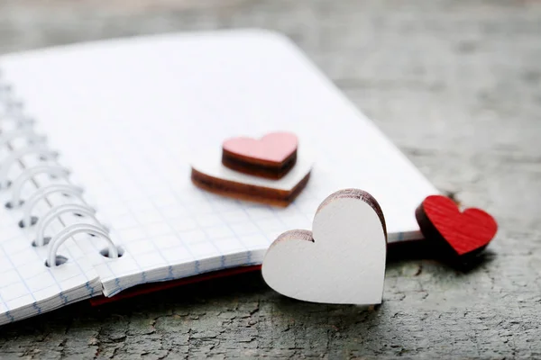 Corazones Blancos Rojos Con Cuaderno Abierto Sobre Mesa Madera Gris — Foto de Stock