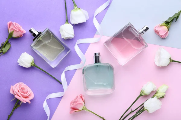 Frascos Perfume Con Flores Sobre Fondo Colorido — Foto de Stock