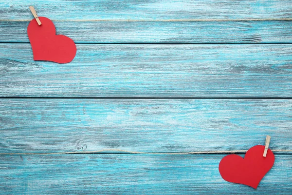 Corazones Papel Rojo Colgando Una Cuerda Sobre Fondo Azul — Foto de Stock