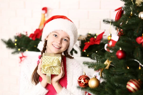 Menina Com Caixa Presente Perto Árvore Natal Casa — Fotografia de Stock