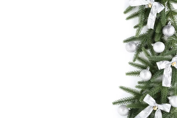 Spar Kerstboom Takken Met Kerstballen Buigt Witte Achtergrond — Stockfoto