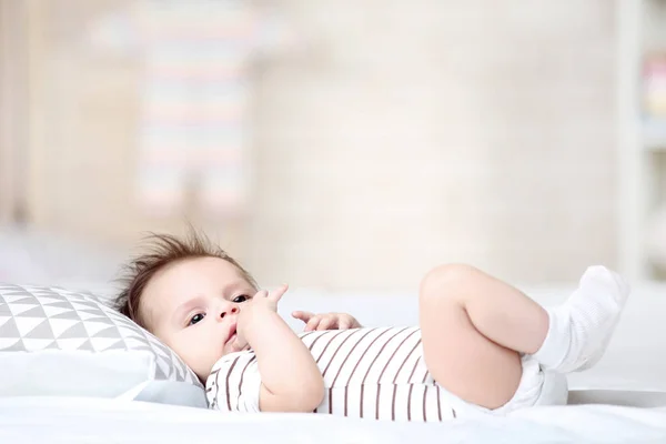 Bebê Bonito Deitado Com Travesseiro Cama Branca — Fotografia de Stock