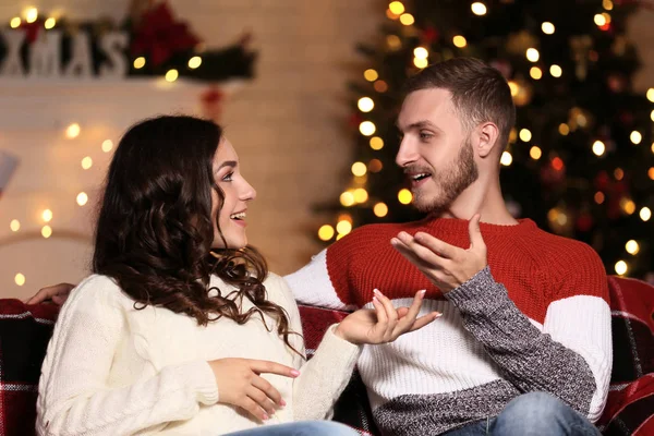 Feliz Joven Pareja Sentada Casa Cerca Del Árbol Navidad — Foto de Stock