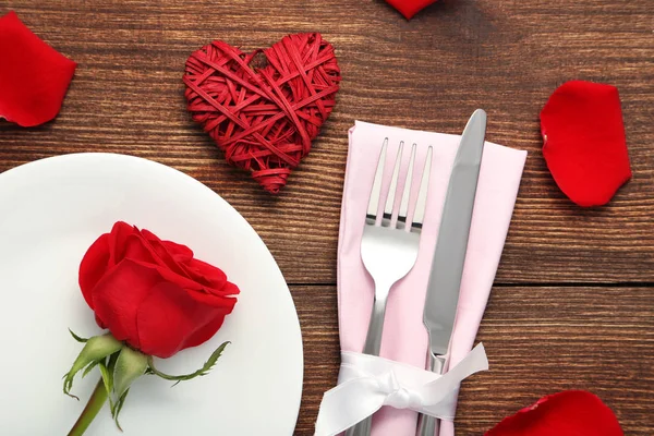 Talheres Cozinha Com Rosa Vermelha Placa Branca — Fotografia de Stock