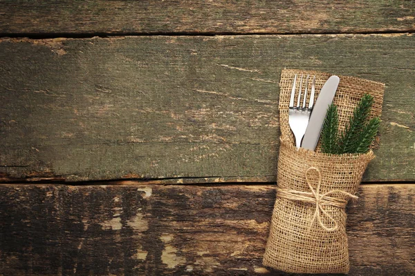 Küchenbesteck Mit Sacktuch Und Tannenzweigen Auf Holztisch — Stockfoto