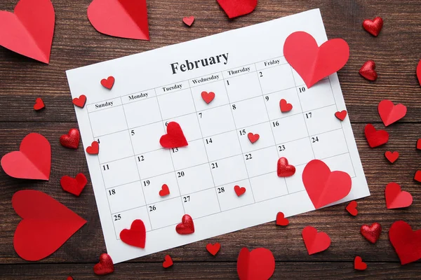 Corações Vermelhos Com Calendário Fevereiro Branco Mesa Madeira — Fotografia de Stock