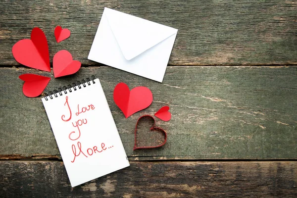 Corazones Papel Rojo Con Sobre Cuaderno Sobre Mesa Madera — Foto de Stock