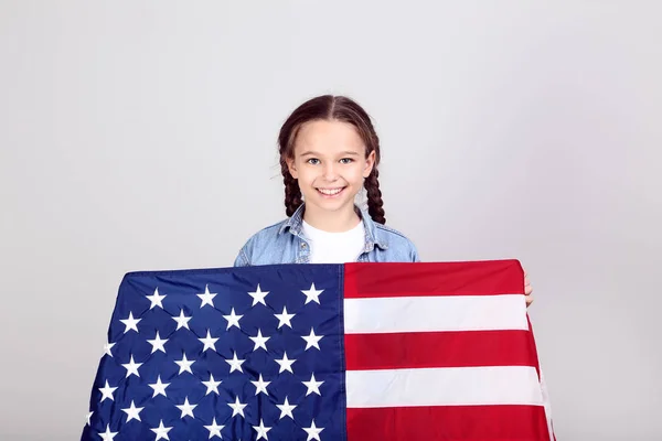 Meisje Met Een Amerikaanse Vlag Grijze Achtergrond — Stockfoto