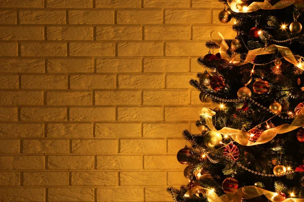 Illuminated Christmas Tree Decorations Brick Wall Background — Stock Photo, Image