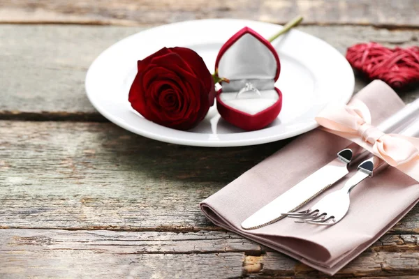 Küchenbesteck Mit Silberring Und Roter Rose Auf Holztisch — Stockfoto