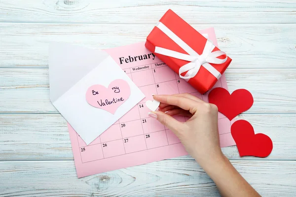 Vrouwelijke Hand Met Witte Breuk Boven Februari Kalender Met Envelop — Stockfoto