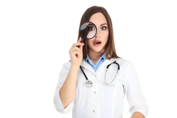 Genç Doktor Stetoskop Beyaz Arka Plan Üzerinde Büyüteç Ile — Stok fotoğraf