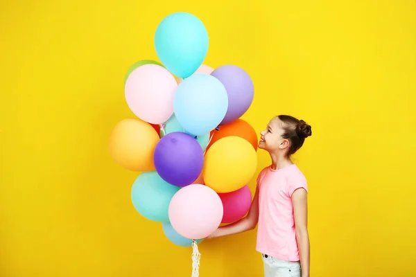 Bella Ragazza Con Palloncini Colorati Sfondo Giallo — Foto Stock