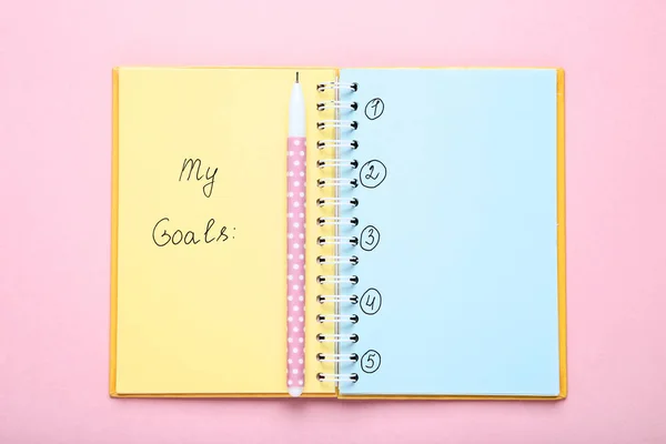 我的目标在记事本与笔在粉红色的背景 — 图库照片