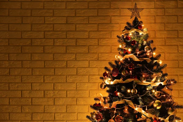 Illuminated Christmas Tree Decorations Brick Wall Background — Stock Photo, Image