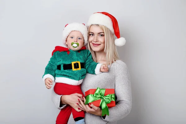 Madre Bebé Sombreros Santa Claus Con Caja Regalo Sobre Fondo — Foto de Stock
