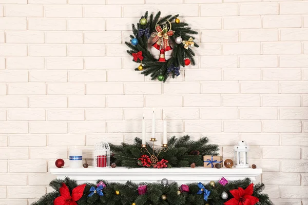 White Decorated Fireplace Wreath Brick Wall Background — Stock Photo, Image