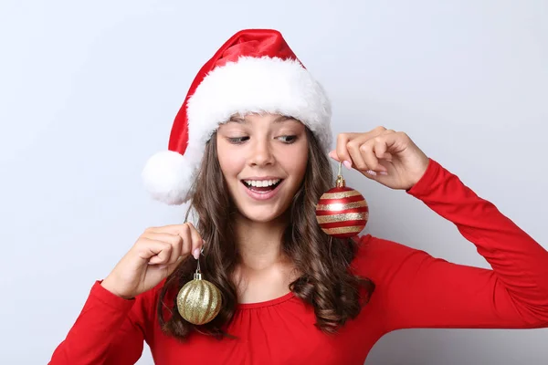 Menina Bonita Com Bugigangas Natal Fundo Cinza — Fotografia de Stock