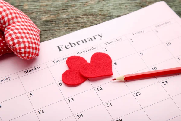 Corazones Rojos Con Calendario Febrero Lápiz Sobre Mesa Madera — Foto de Stock