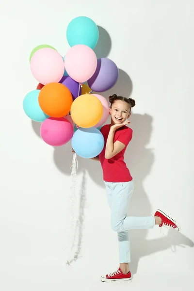 Menina Bonita Com Balões Coloridos Fundo Branco — Fotografia de Stock