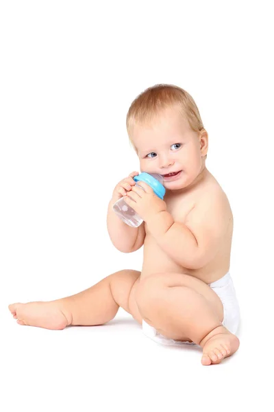 Baby Jongen Drinkwater Uit Fles Geïsoleerd Witte Achtergrond — Stockfoto