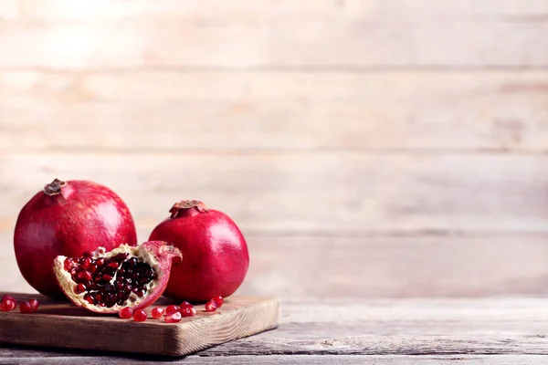 Ripe Juicy Pomegranate Wooden Cutting Board — Stock Photo, Image