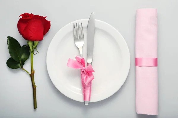 Couverts Cuisine Assiette Blanche Avec Rose Rouge Serviette Sur Fond — Photo