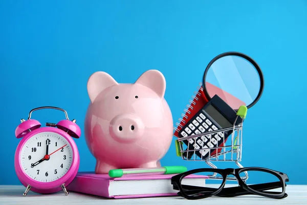 Rózsaszín Piggy Bank Ébresztőóra Iskolai Kellékek Fából Készült Asztal — Stock Fotó