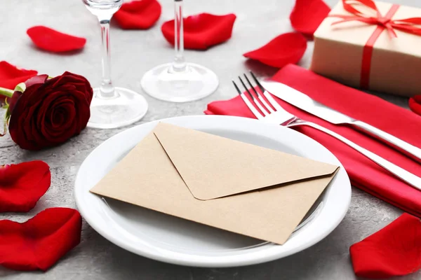 Envelope Placa Branca Com Rosa Vermelha Talheres Cozinha Mesa Madeira — Fotografia de Stock