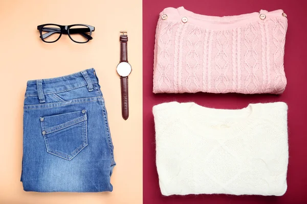 Suéteres Plegados Con Jeans Gafas Reloj Pulsera Sobre Fondo Colorido —  Fotos de Stock