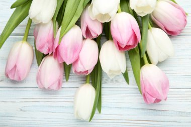 ahşap masa üstünde Lale buketi