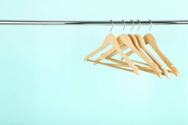 Ahşap askı nane arka plan üzerinde asılı