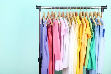 Nane arka plan üzerinde asılı moda elbiseler