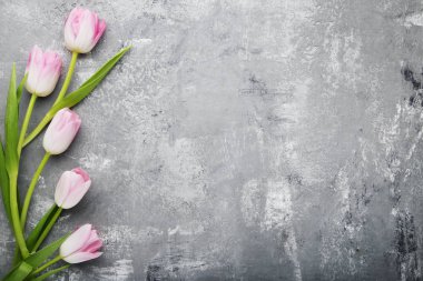 Gri ahşap masa üzerinde Pembe Lale buketi