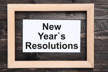 Yeni yıl kararları kağıt ile ahşap çerçeve üzerine